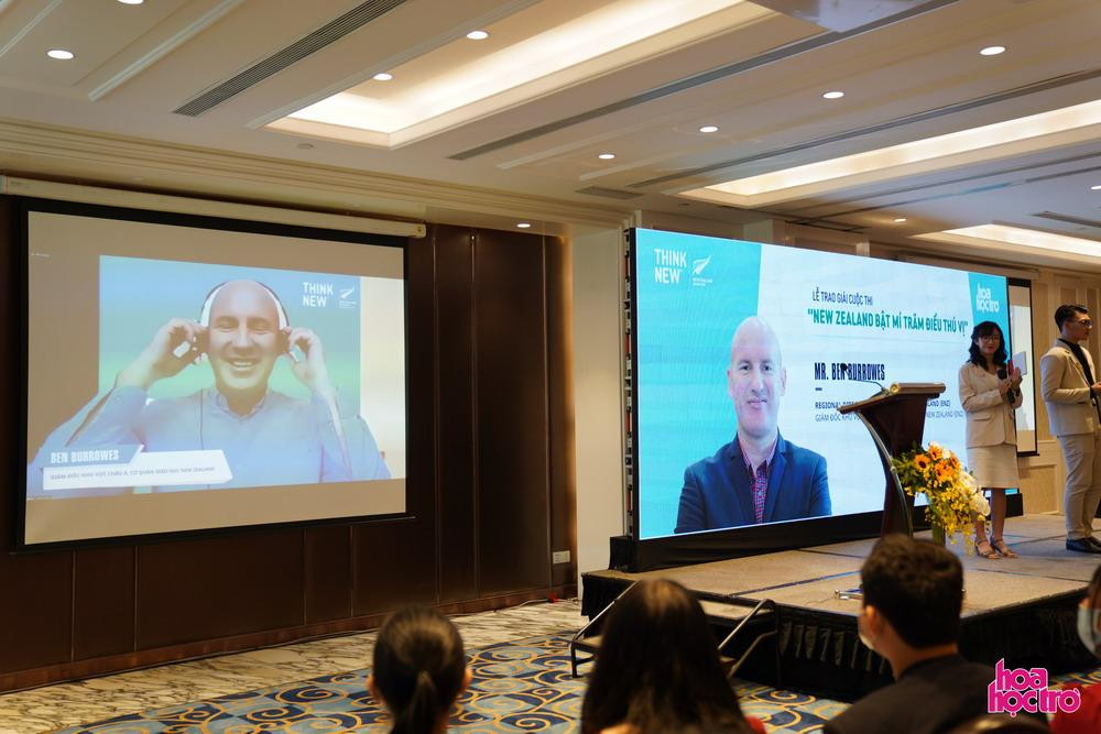 Ông Ben Burrowes - Giám đốc khu vực châu Á của ENZ cảm thấy ấn tượng và thích thú với tất cả bài dự thi.