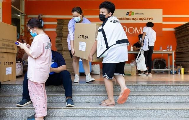 Sinh viên ĐH FPT thu dọn đồ đạc để nhường chỗ trống cho người vào cách ly. Sinh viên ĐH FPT thu dọn đồ đạc để nhường chỗ trống cho người vào cách ly.