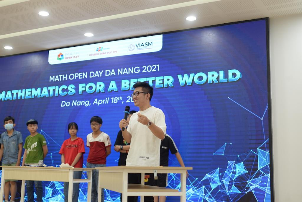 Siêu Trí Tuệ Việt Nam mùa 2 Nguyễn Đức Giang (ngoài cùng, bên trái) có phần chia sẻ thực tế, hấp dẫn về phương pháp ghi nhớ, tư duy trong môn Toán. Siêu Trí Tuệ Việt Nam mùa 2 Nguyễn Đức Giang (ngoài cùng, bên trái) có phần chia sẻ thực tế, hấp dẫn về phương pháp ghi nhớ, tư duy trong môn Toán.