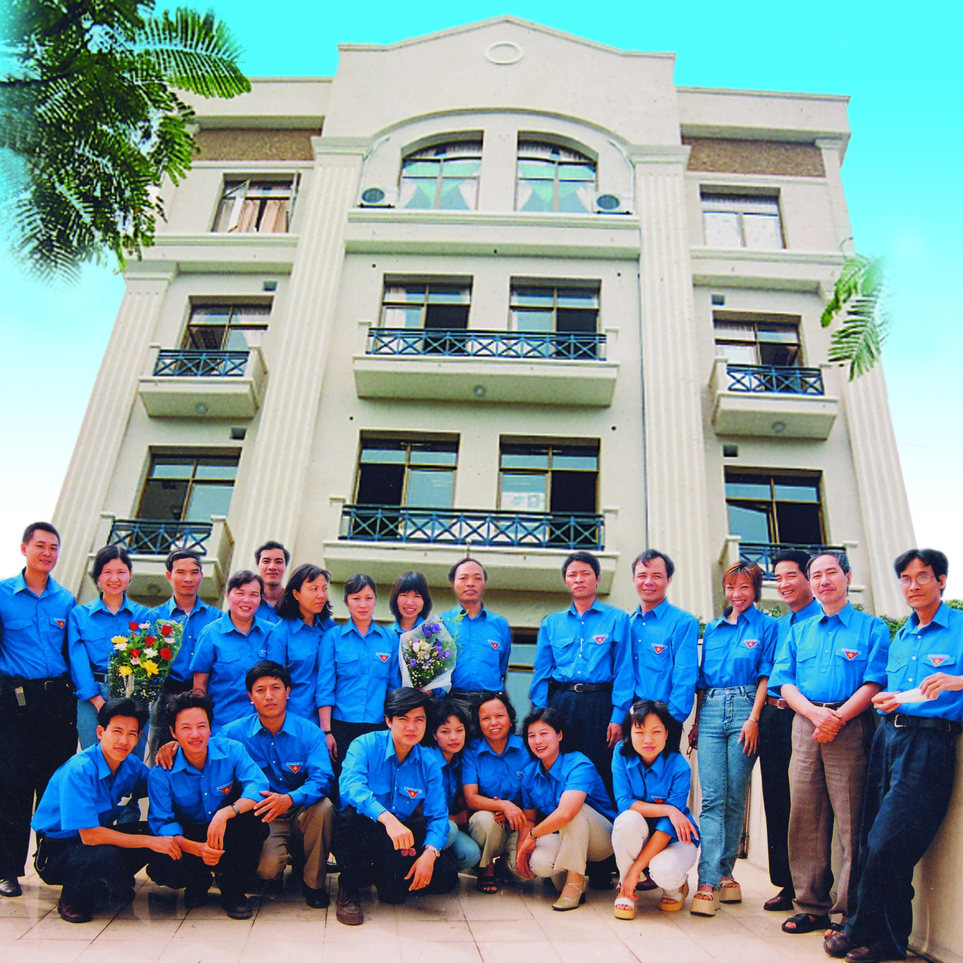 Cán bộ, phóng viên thời kỳ đầu thành lập báo Sinh Viên Việt Nam - Hoa Học Trò (1998).