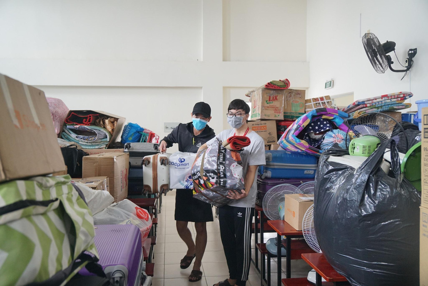 Sinh viên tại khu H-I thu dọn đồ đạc để chuyển sang khu K-L. Ảnh: TDT