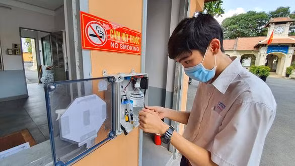 Bạn Lâm Hoàng Long lắp ráp máy rửa tay tự động tại cổng trường THPT Chuyên Lê Hồng Phong. Bạn Lâm Hoàng Long lắp ráp máy rửa tay tự động tại cổng trường THPT Chuyên Lê Hồng Phong.