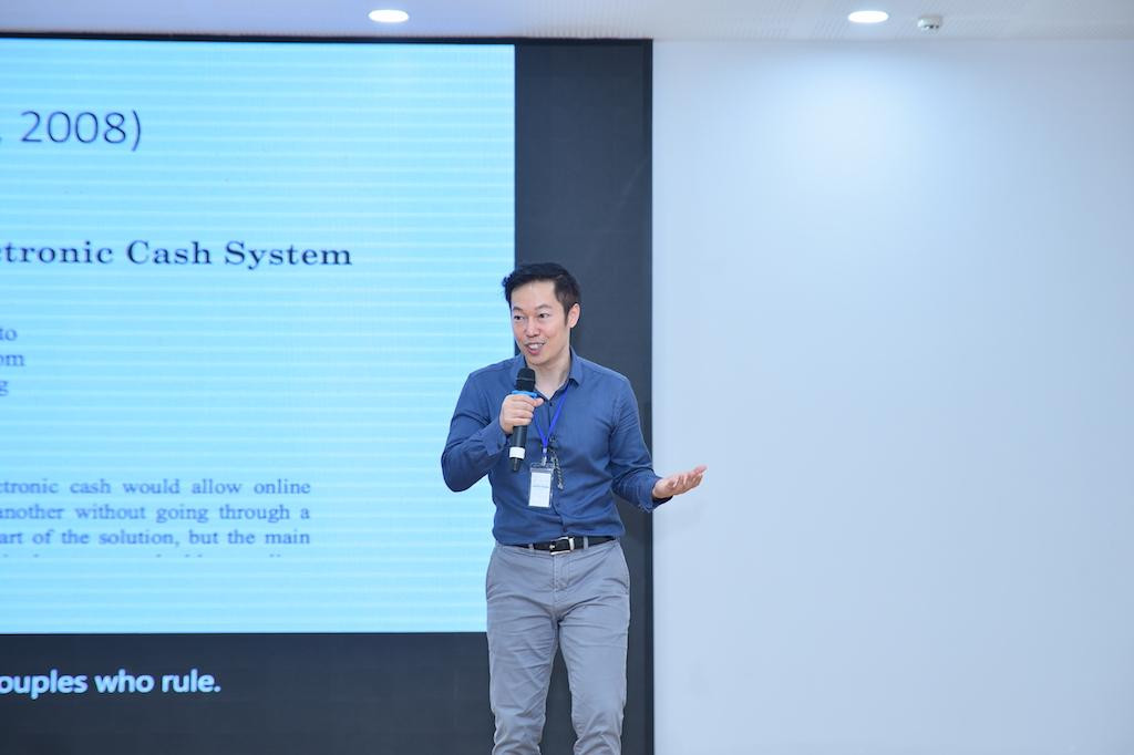 Bài giảng của PGS. TS Đức (David) Trần giới thiệu ngắn gọn về công nghệ Blockchain. Bài giảng của PGS. TS Đức (David) Trần giới thiệu ngắn gọn về công nghệ Blockchain.