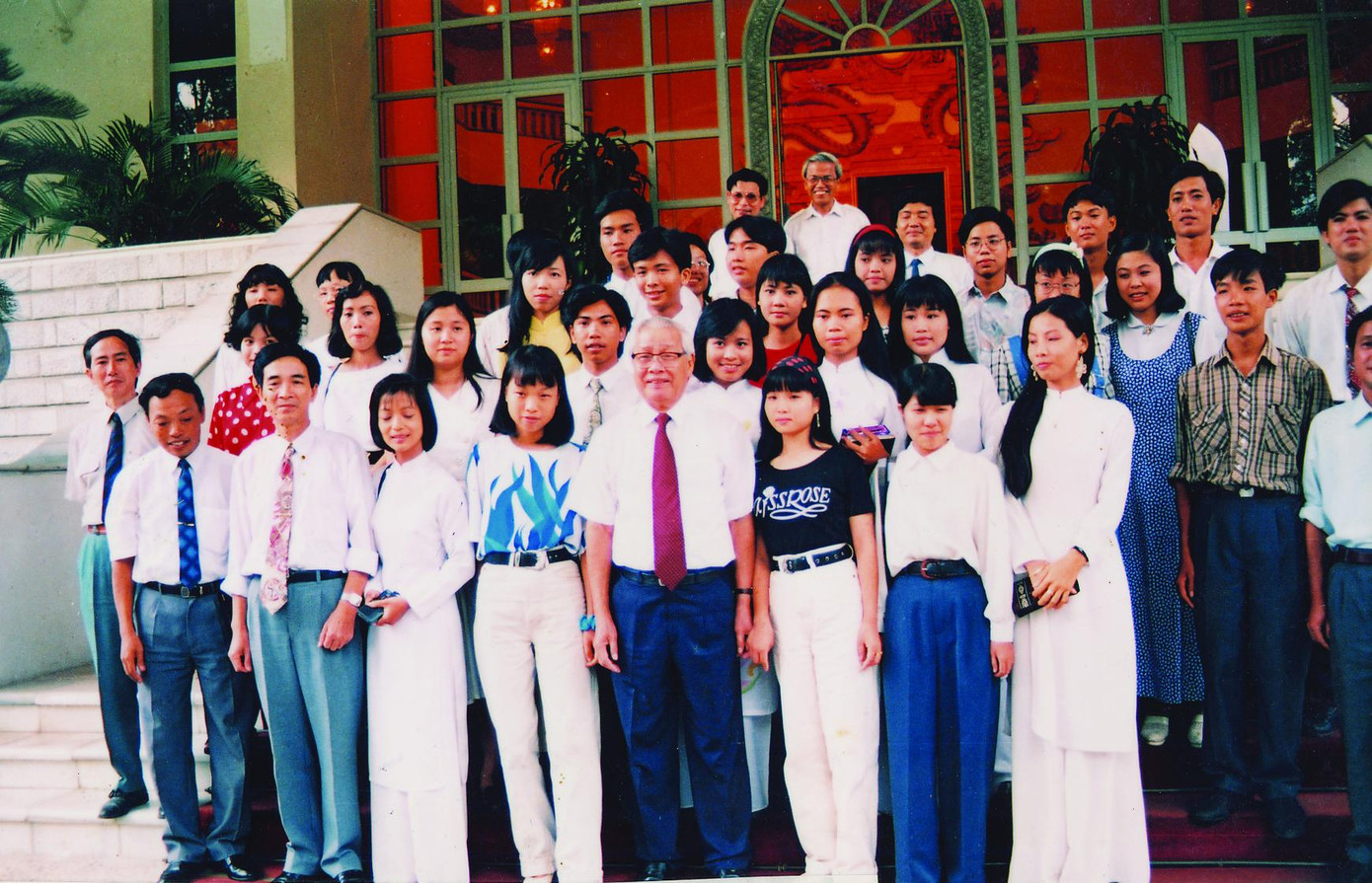 Cố Thủ tướng Võ Văn Kiệt chụp ảnh kỷ niệm sau buổi tiếp Hội bút Hương Đầu Mùa tại Phủ Thủ tướng (1994).