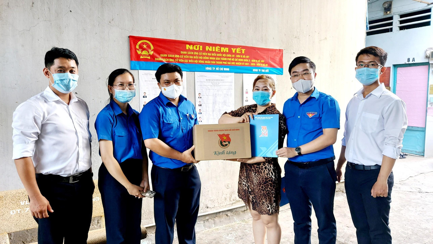 Anh Nguyễn Bá Cát, Phó Trưởng ban Thanh niên Trường học TƯ Đoàn thăm và tặng quà cho đoàn viên, thanh niên.