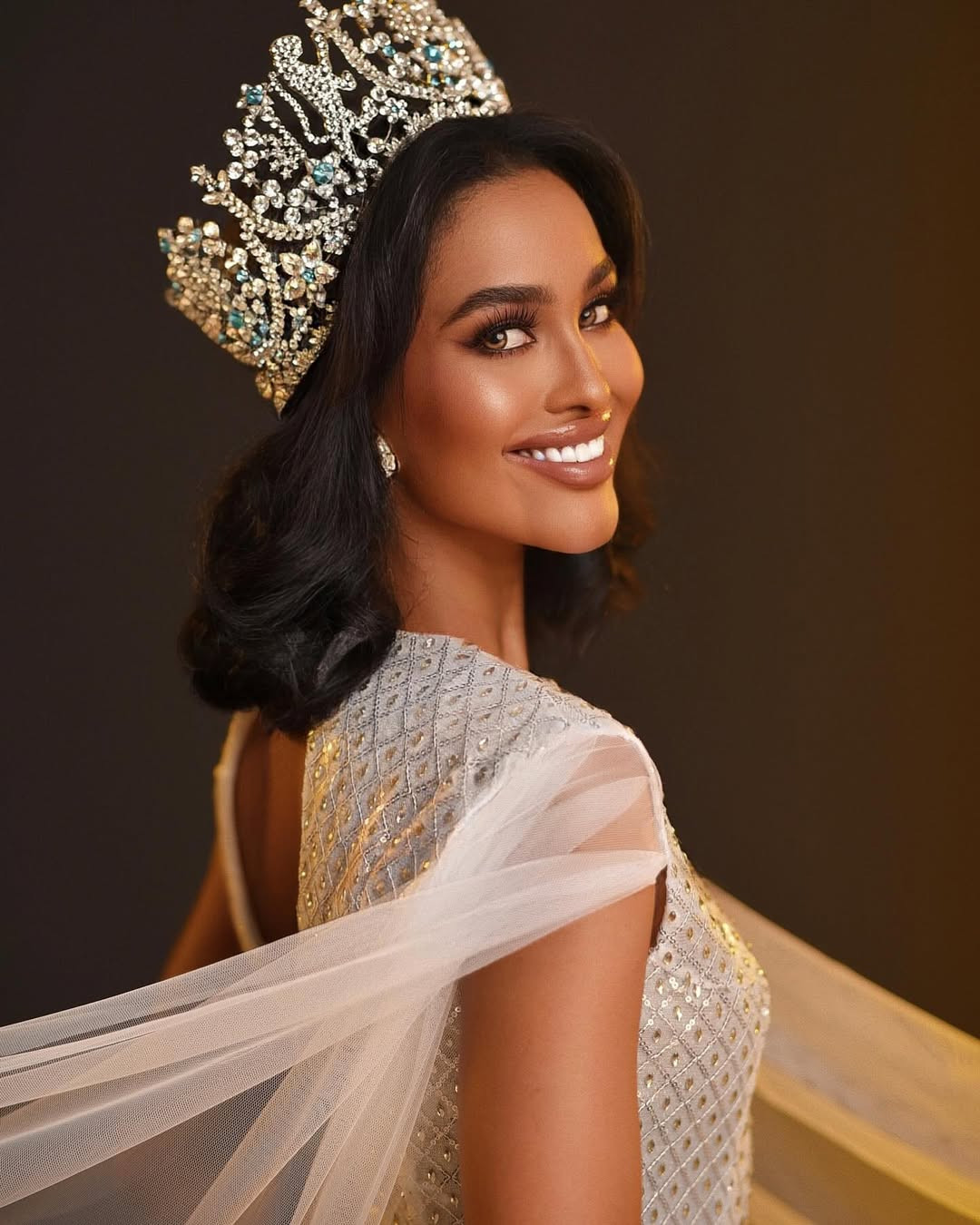 Đại diện Somalia - Zainab Jama là thí sinh nổi bật khu vực châu Phi. Tại phần thi hùng biện, Zainab Jama đã có bài phát biểu gây chấn động về hủ tục cắt âm vật phụ nữ ở Somalia. Zainab Jama năm nay 23 tuổi, đã tốt nghiệp ngành hàng không và quản lý sân bay. Zainab đam mê các sự kiện giao lưu văn hóa toàn cầu. Cô là người sáng lập Quỹ Sáng kiến Phụ nữ, đấu tranh chống lại hủ tục FGM để bảo vệ và trao quyền cho các bé gái.