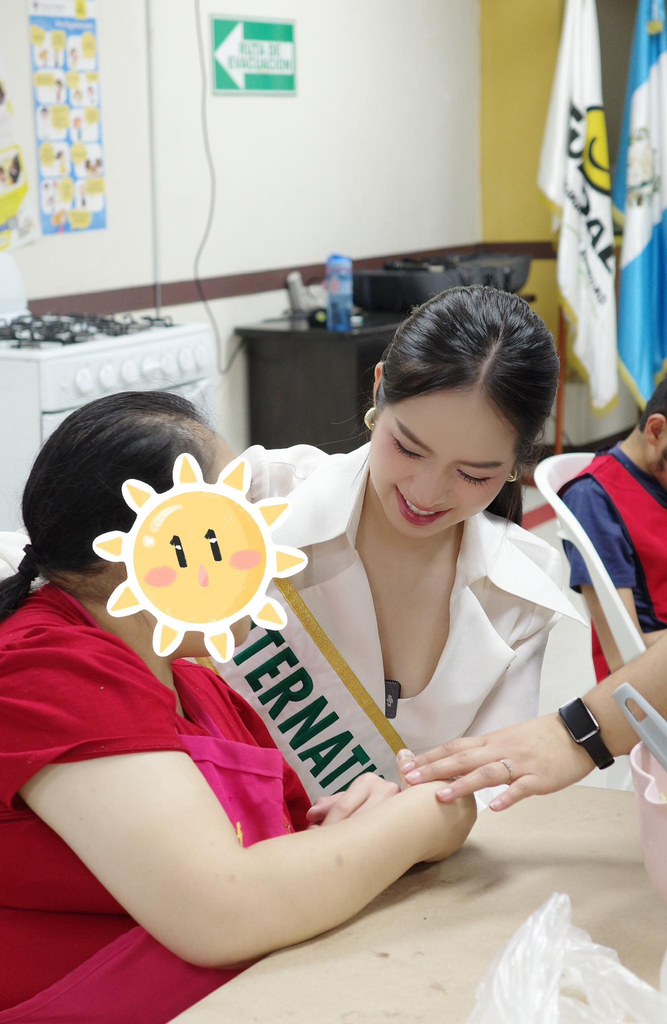 Thanh Thủy tham gia làm bánh, học ngôn ngữ ký hiệu, trải nghiệm mô phỏng cuộc sống của các em khiếm thính.