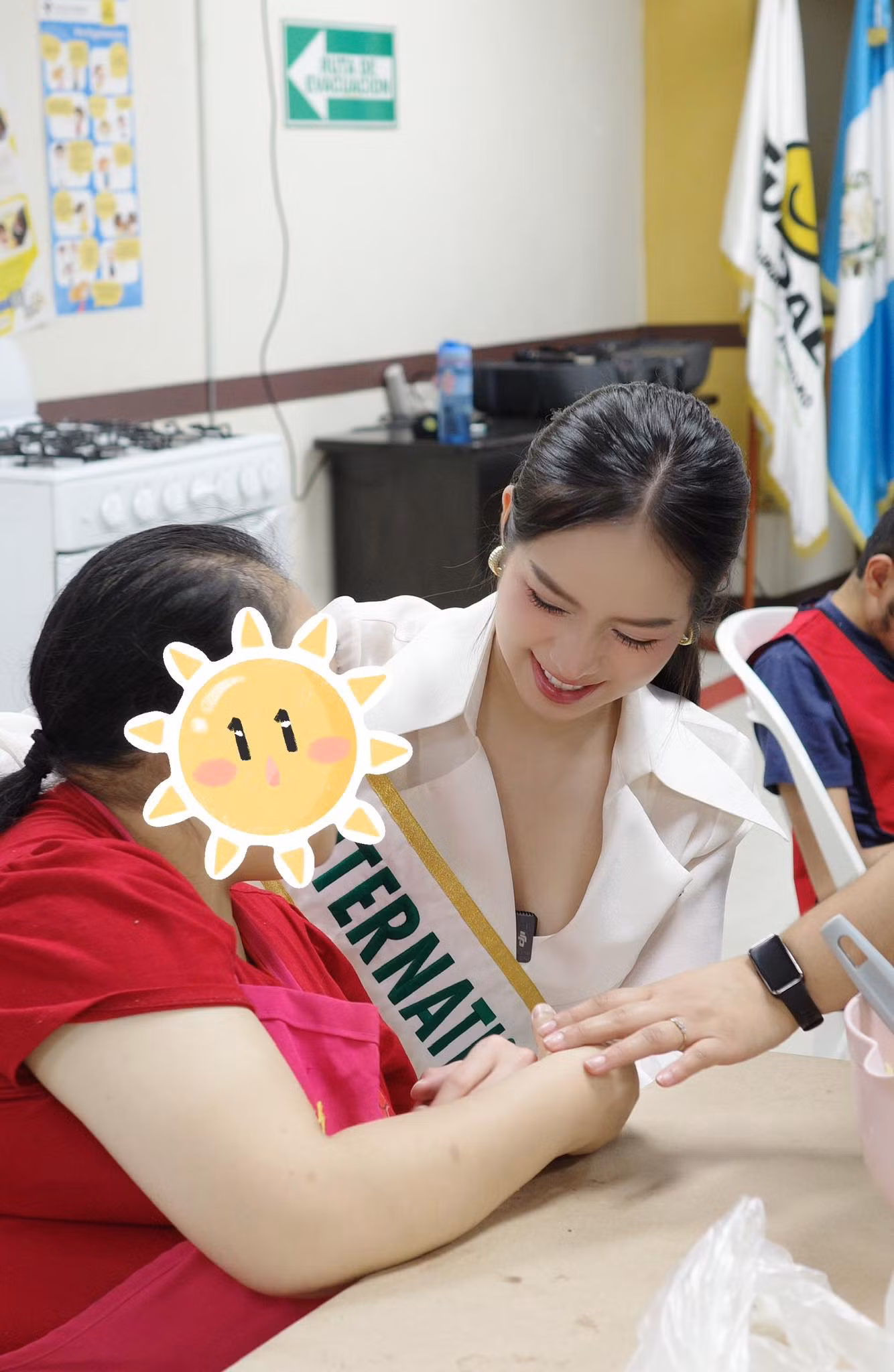 Thanh Thủy tham gia làm bánh, học ngôn ngữ ký hiệu, trải nghiệm mô phỏng cuộc sống của các em khiếm thính.