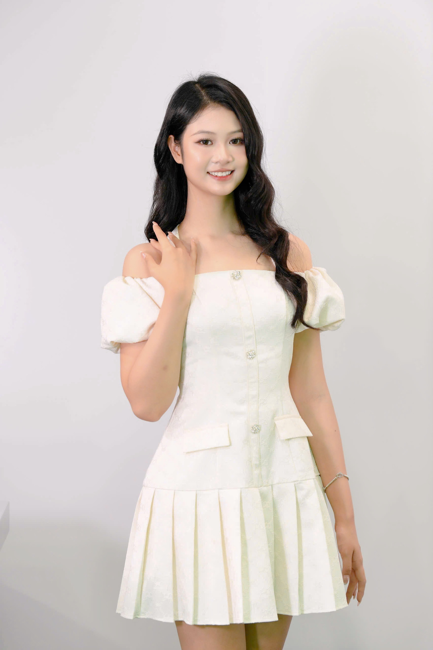 Thí sinh Hồ Ngọc Phương Linh, SBD 870, sinh năm 2004, đến từ Hà Tĩnh. Phương Linh là sinh viên Trường Quản trị và Kinh doanh, Đại học Quốc gia Hà Nội. Hoa hậu Việt Nam là cuộc thi nhan sắc đầu tiên Phương Linh tham dự. Tại ngôi nhà chung của Hoa hậu Việt Nam, ban đầu Phương Linh gặp khó khăn trong cách giao tiếp, thể hiện bản thân nhưng sau cuộc thi cô đã cải thiện nhiều, từ cô gái hướng nội trở nên tự tin hơn.