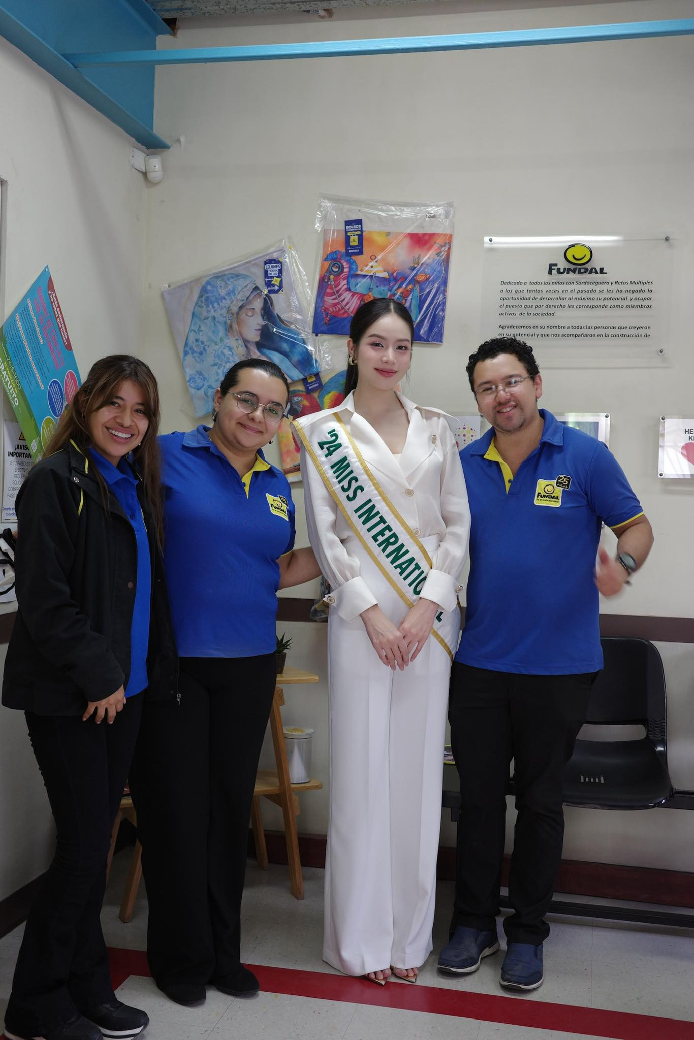 Hoa hậu Thanh Thủy cùng các người đẹp trong hoạt động từ thiện ở Guatemala.