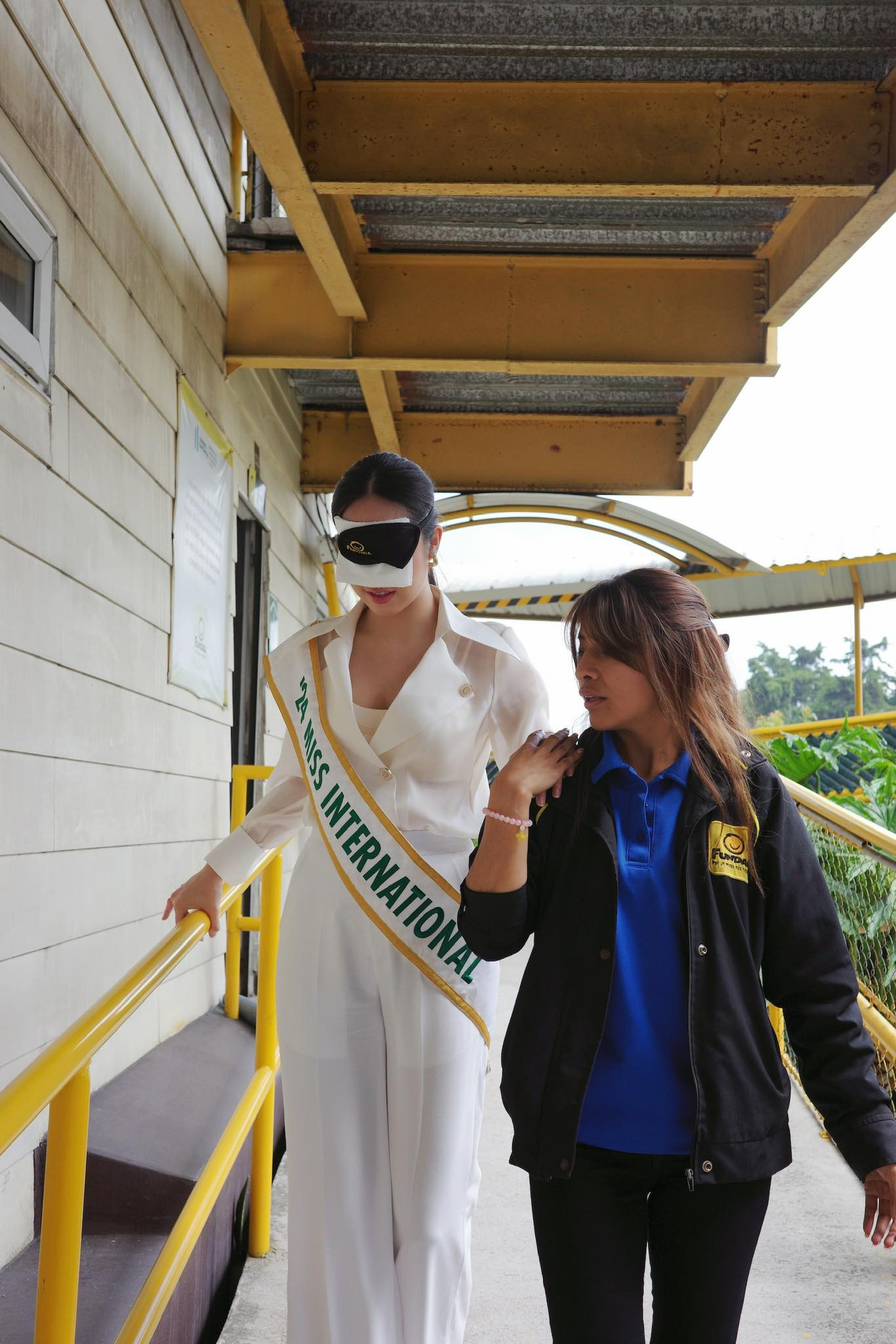 Thanh Thủy tham gia làm bánh, học ngôn ngữ ký hiệu, trải nghiệm mô phỏng cuộc sống của các em khiếm thính.