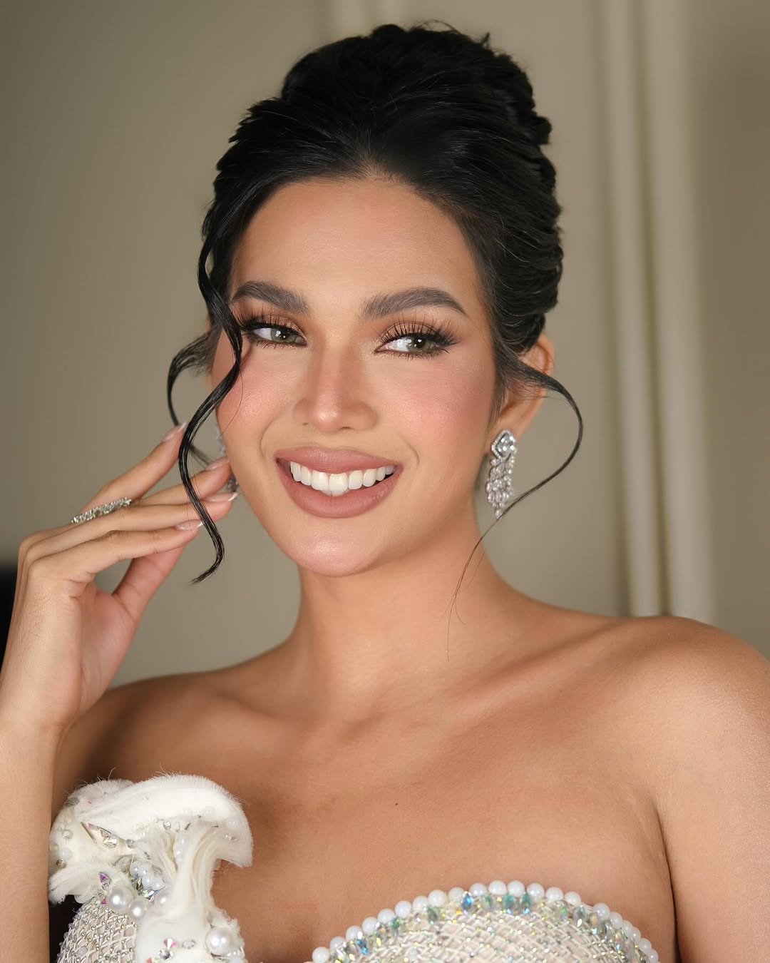 Christine Juliane Opiaz cũng được nhận xét có sự đầu tư chuyên nghiệp cho mỗi lần xuất hiện. Cô cũng là người đẹp có sức ảnh hưởng tại Philippines và được nhiều fan quốc tế yêu mến. Nhiều khán giả đã gửi lời chúc mừng khi Christine Juliane Opiaz được bổ nhiệm làm tân Hoa hậu Hòa bình.