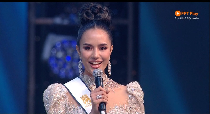 Opal Suchata Chuangsri trong đêm chung kết Hoa hậu Thế giới 205.