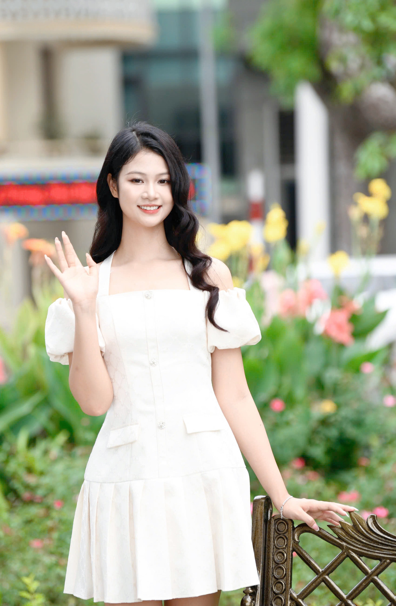 “Tháng 10/2020, cơn bão số 9 tàn phá miền Trung, ông bà phải lên nóc nhà tránh bão. Điều đó đã thôi thúc tôi muốn đóng góp cho quê hương. Không chỉ giúp đỡ đồng bào miền Trung về lương thực, đồ dùng sinh hoạt mà tôi ấp ủ nhiều dự định liên quan đến giáo dục, giúp trẻ em vùng lũ có cơ hội được đến trường”, cô chia sẻ.