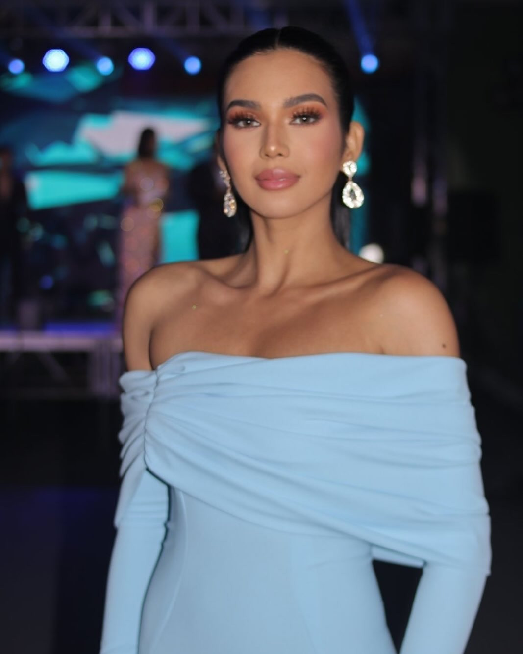 Christine Opiaza có vẻ đẹp sắc sảo, quyến rũ cùng làn da nâu khỏe khoắn. Cô có hình thể đầy đặn, nóng bỏng.