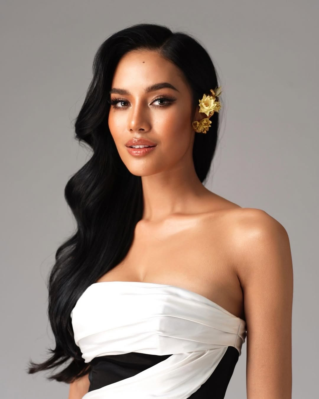 Đại diện Thái Lan - Suchata Chuangsri, là ứng viên gây sốt nhất khu vực châu Á tại mùa giải Miss World lần thứ 72. Cô được nhiều chuyên trang dự đoán giành thứ hạng cao trong đêm chung kết. Opal Suchata Chuangsri từng thi Hoa hậu Hoàn vũ 2024 ở Mexico và giành ngôi á hậu 3. Người đẹp năm nay 21 tuổi, là sinh viên Luật tại Đại học Thammasat, chuyên ngành Quan hệ Quốc tế. Cô có khả năng nói được tiếng Anh và tiếng Quan Thoại. Opal đang điều hành hoạt động kinh doanh khách sạn ở Phuket, Thái Lan.