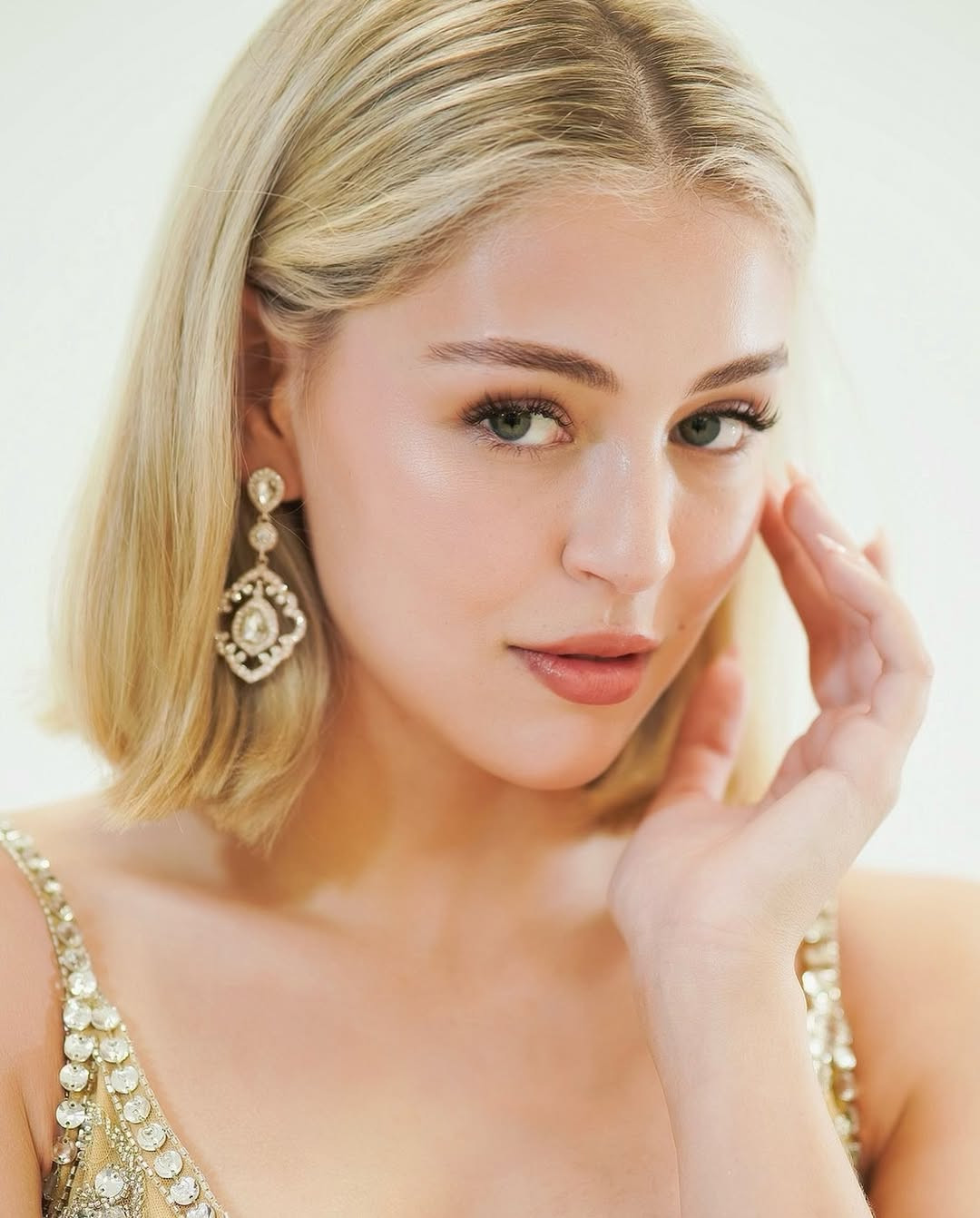 Đại diện New Zealand - Samantha Poole được nhiều khán giả dự đoán gây bất ngờ trong chung kết. Samantha 22 tuổi, tốt nghiệp ngành Thiết kế kỹ thuật số, hiện là người mẫu kiêm quản lý tiếp thị sự kiện cho hội đồng địa phương. Cô từng vào top 8 Miss International 2024. Tại cuộc thi Hoa hậu Thế giới 2025, Samantha đã lọt vào top 8 phần thi Top Model và top 32 phần thi thể thao.