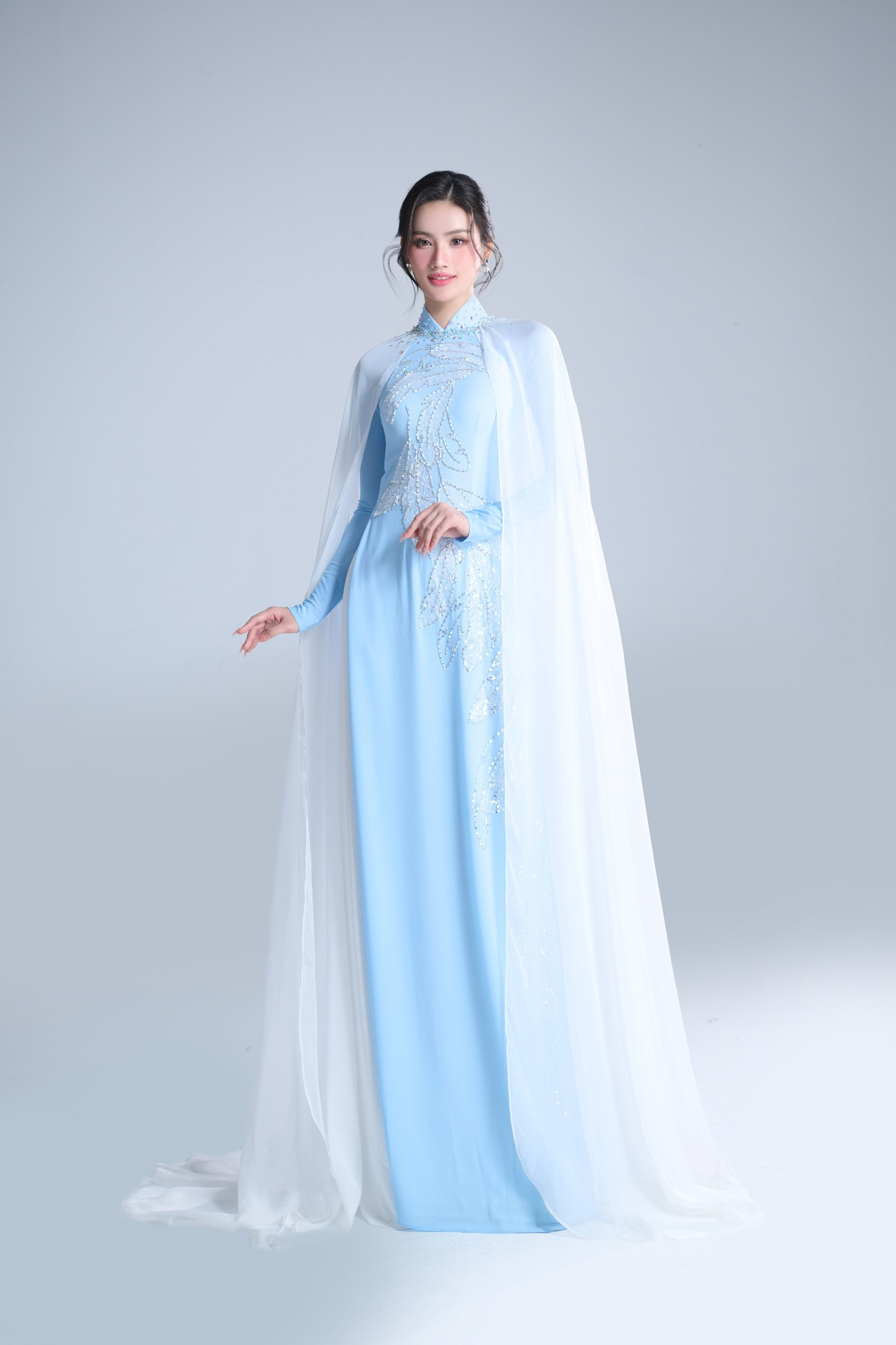 Đại diện Việt Nam - Huỳnh Trần Ý Nhi - được các chuyên trang đánh giá là một trong những thí sinh tiềm năng trước chung kết Hoa hậu Thế giới 2025. Người đẹp 22 tuổi hiện là người mẫu và sinh viên ngành Quản trị Kinh doanh tại Đại học Quốc tế TPHCM, đồng thời đang theo học chương trình du học tại Australia. Cô có khả năng giao tiếp tiếng Anh và Trung. Tại cuộc thi năm nay, Ý Nhi đã lọt vào top 8 phần thi dự án nhân ái và top 48 phần thi tài năng.