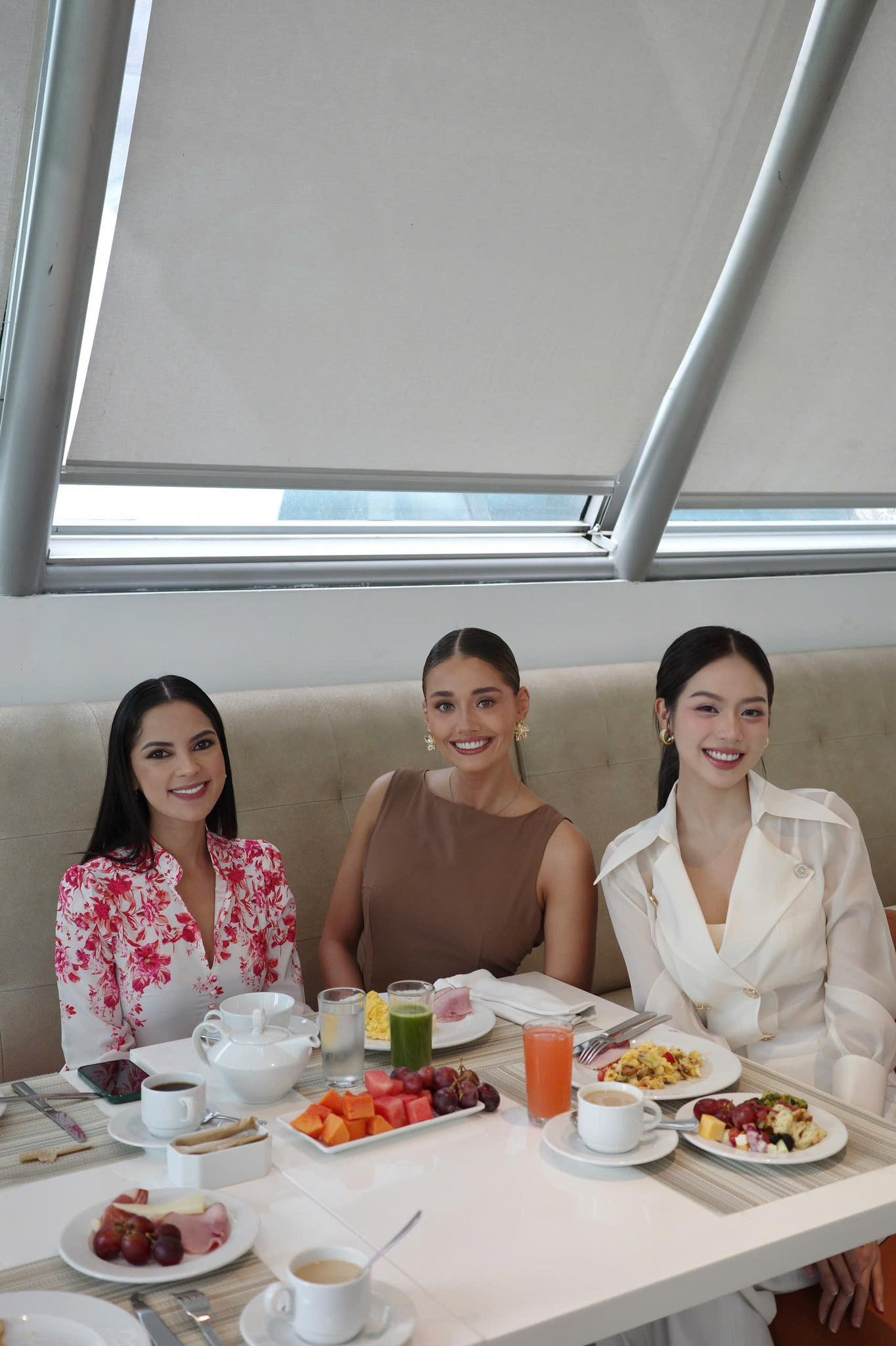 Hoa hậu Thanh Thủy cùng các người đẹp trong hoạt động từ thiện ở Guatemala.