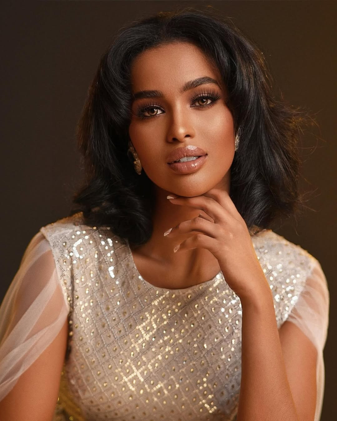 Đại diện Somalia - Zainab Jama là thí sinh nổi bật khu vực châu Phi. Tại phần thi hùng biện, Zainab Jama đã có bài phát biểu gây chấn động về hủ tục cắt âm vật phụ nữ ở Somalia. Zainab Jama năm nay 23 tuổi, đã tốt nghiệp ngành hàng không và quản lý sân bay. Zainab đam mê các sự kiện giao lưu văn hóa toàn cầu. Cô là người sáng lập Quỹ Sáng kiến Phụ nữ, đấu tranh chống lại hủ tục FGM để bảo vệ và trao quyền cho các bé gái.