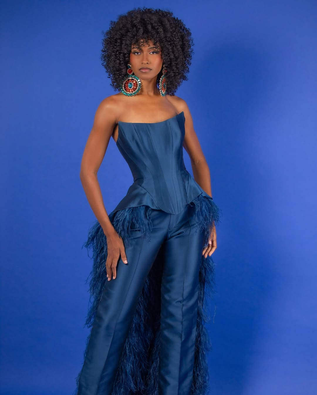 Đại diện Martinique - Aurelie Joachim được đánh giá là ứng viên tiềm năng của châu Mỹ. Cô đã giành chiến thắng phần thi Top Model của khu vực châu Mỹ và Caribe. Người đẹp năm nay 27 tuổi, cao 1,79 m, là người mẫu và là cựu vận động viên thể thao ở Martinique. Cô từng tham gia các giải thi đấu điền kinh và nhảy cao.