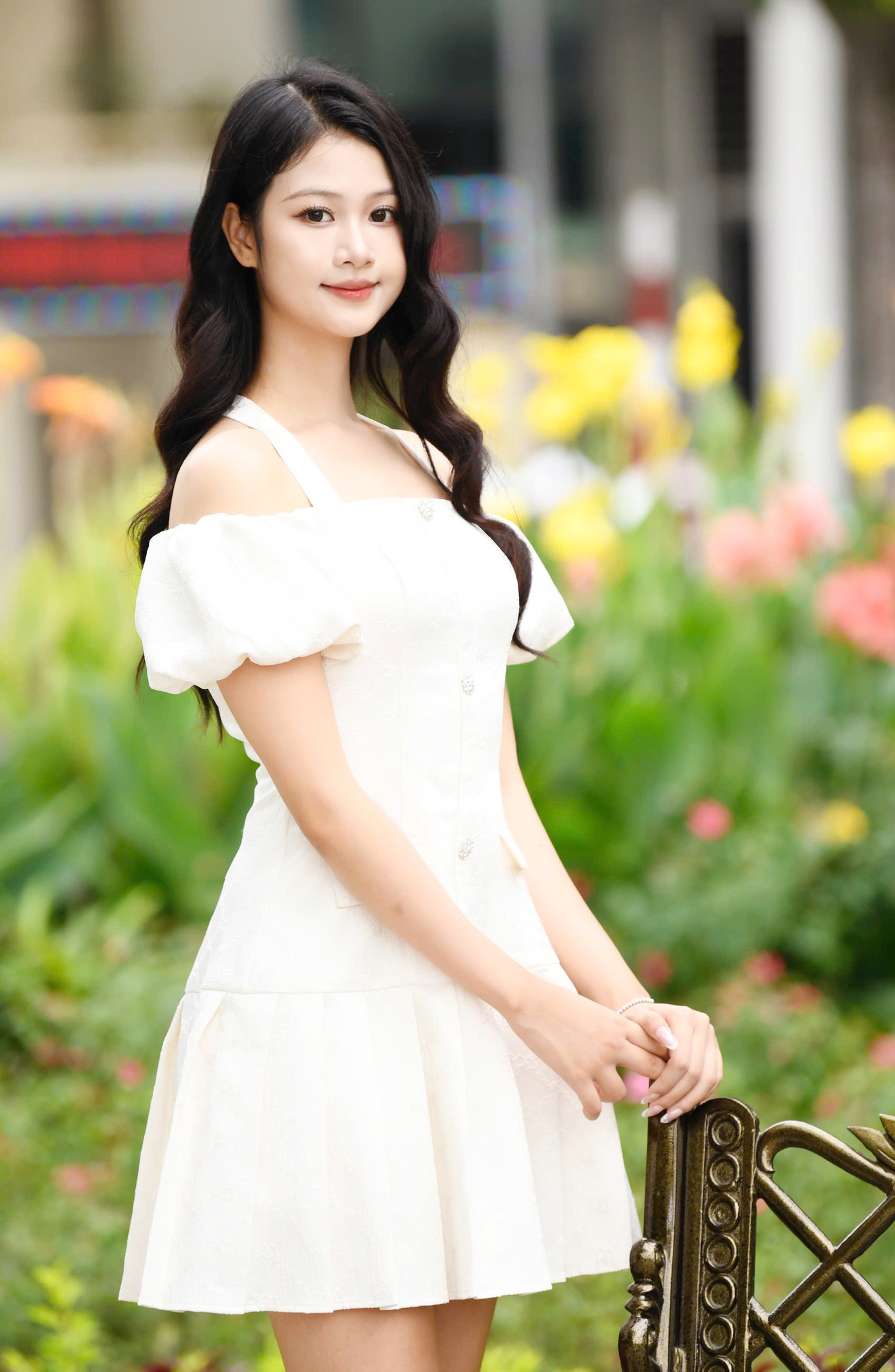 Ở cuộc thi năm nay, Phương Linh nói cô ấn tượng với sự hiền dịu, nhẹ nhàng của 2 cô gái đến từ Huế là Thanh Xuân, Phương Nhi. Phương Linh cũng khâm phục sự mạnh mẽ, quyết đoán của thí sinh Trần Ngọc Châu Anh. Phương Linh nói cô thân thiết với người bạn cùng tuổi là thí sinh Hương Giang đến từ Thanh Hóa. Phương Linh đã học được cách phối đồ chuyên nghiệp, thời trang từ Hương Giang trong quá trình tham gia cuộc thi.