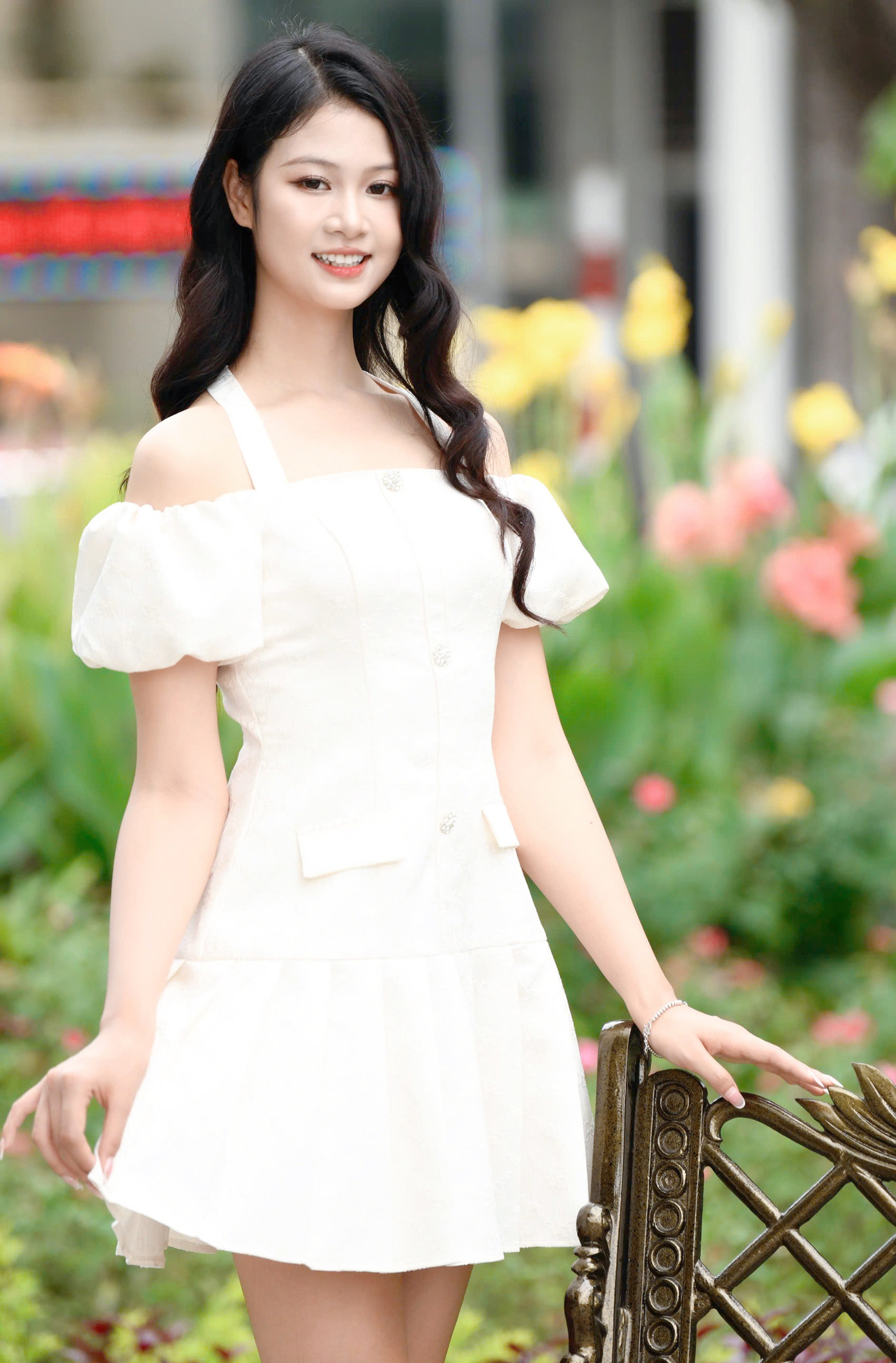 Ở cuộc thi năm nay, Phương Linh nói cô ấn tượng với sự hiền dịu, nhẹ nhàng của 2 cô gái đến từ Huế là Thanh Xuân, Phương Nhi. Phương Linh cũng khâm phục sự mạnh mẽ, quyết đoán của thí sinh Trần Ngọc Châu Anh. Phương Linh nói cô thân thiết với người bạn cùng tuổi là thí sinh Hương Giang đến từ Thanh Hóa. Phương Linh đã học được cách phối đồ chuyên nghiệp, thời trang từ Hương Giang trong quá trình tham gia cuộc thi.