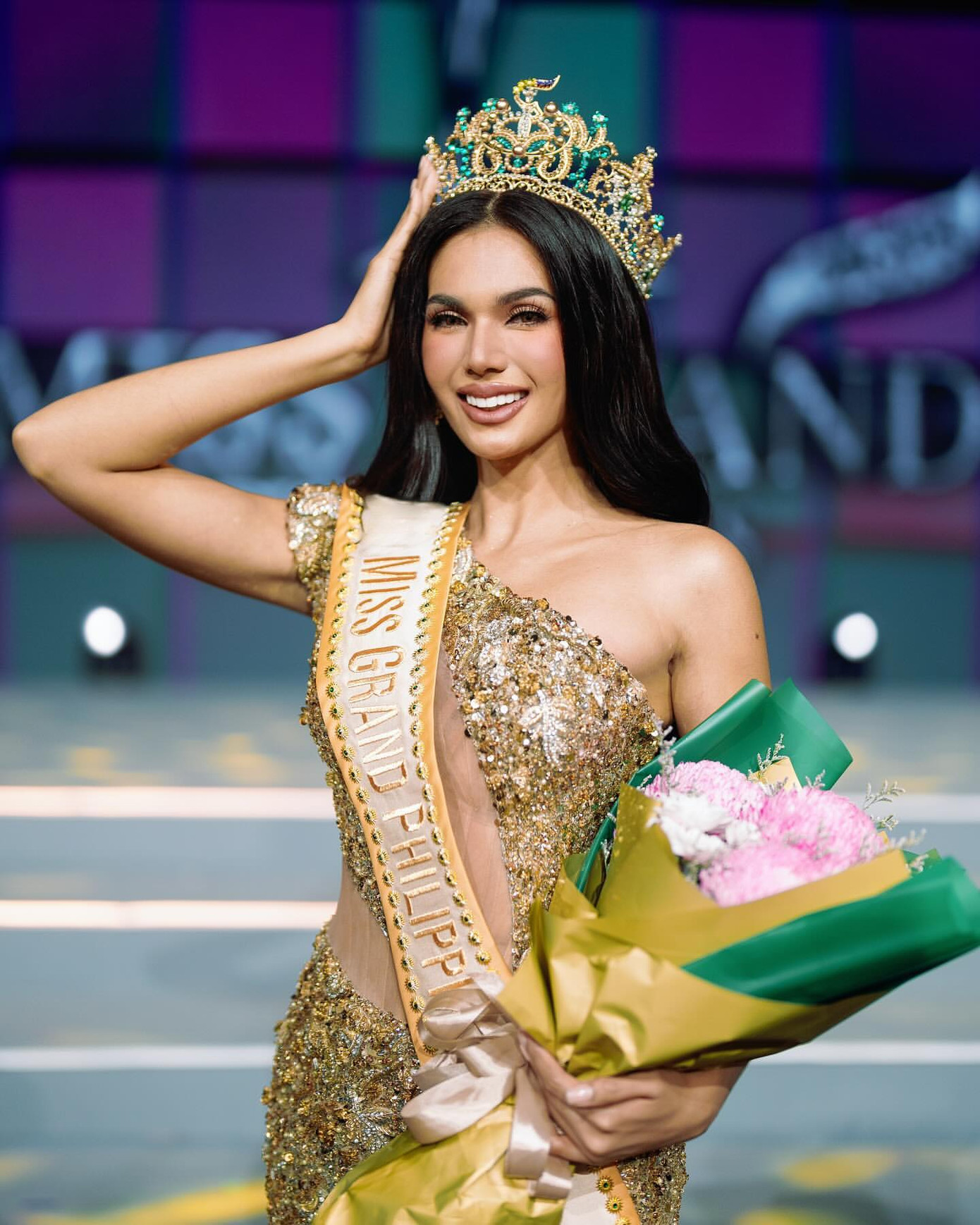 Sau khi tước vương miện Hoa hậu Hòa bình Quốc tế 2024 của người đẹp Ấn Độ Rachel Gupta, ông Nawat tuyên bố trên livestream sẽ đôn á hậu 1 người Philippines - Christine Juliane Opiaz - lên thay thế.