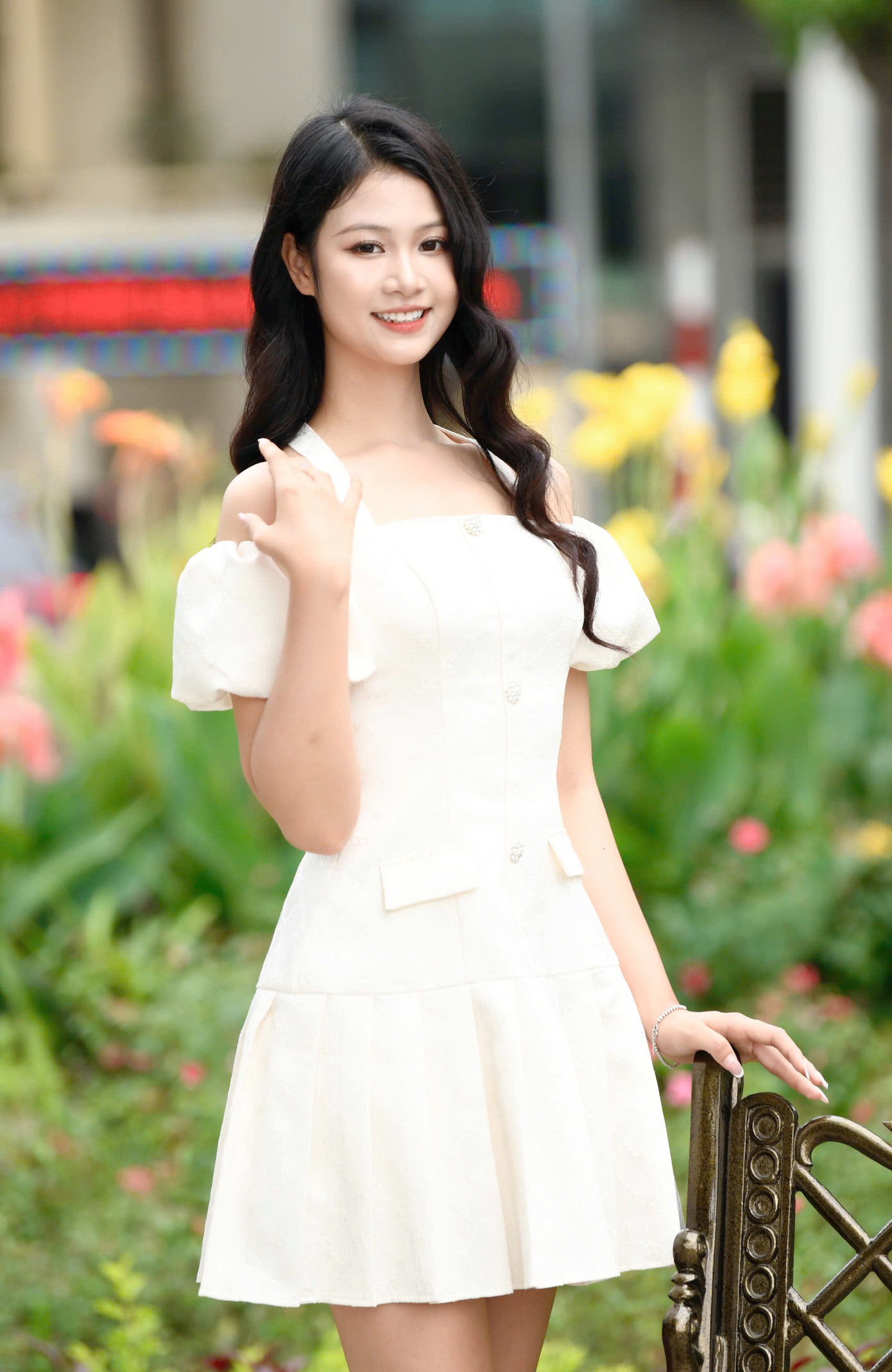 “Tháng 10/2020, cơn bão số 9 tàn phá miền Trung, ông bà phải lên nóc nhà tránh bão. Điều đó đã thôi thúc tôi muốn đóng góp cho quê hương. Không chỉ giúp đỡ đồng bào miền Trung về lương thực, đồ dùng sinh hoạt mà tôi ấp ủ nhiều dự định liên quan đến giáo dục, giúp trẻ em vùng lũ có cơ hội được đến trường”, cô chia sẻ.