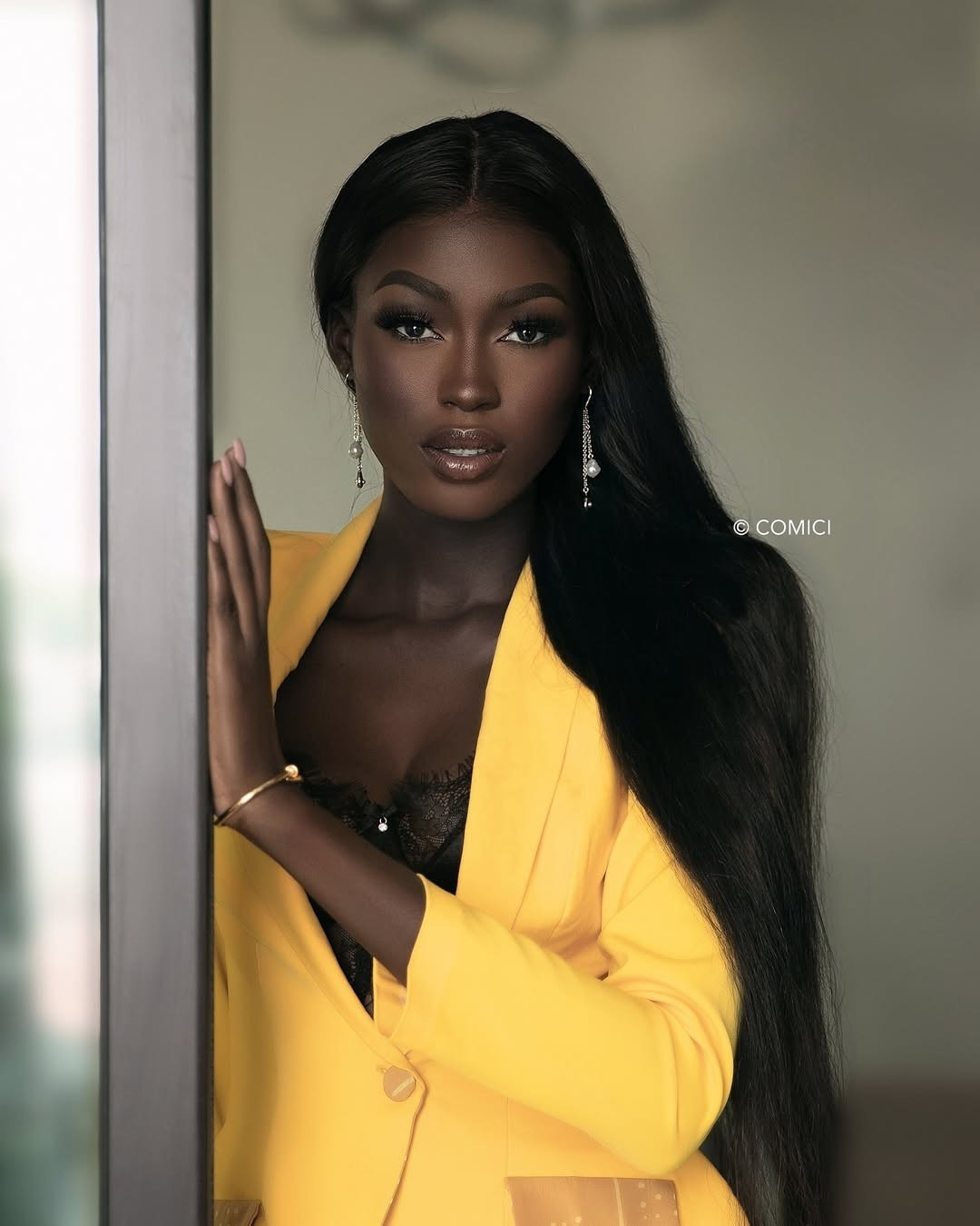 Đại diện Bờ Biển Ngà - Fatoumata Coulibaly được nhiều chuyên trang sắc đẹp đánh giá là ứng viên sáng giá cho vương miện Hoa hậu Thế giới 2025. Cô được ví như ngọc trai đen, có chiều cao ấn tượng 1,85 m. Fatoumata Coulibaly năm nay 21 tuổi, đang học ngành luật tại quê nhà. Cô từng giành giải Á hậu 1 Hoa hậu Bờ Biển Ngà 2024. Người đẹp có khả năng nói tiếng Anh và tiếng Pháp.