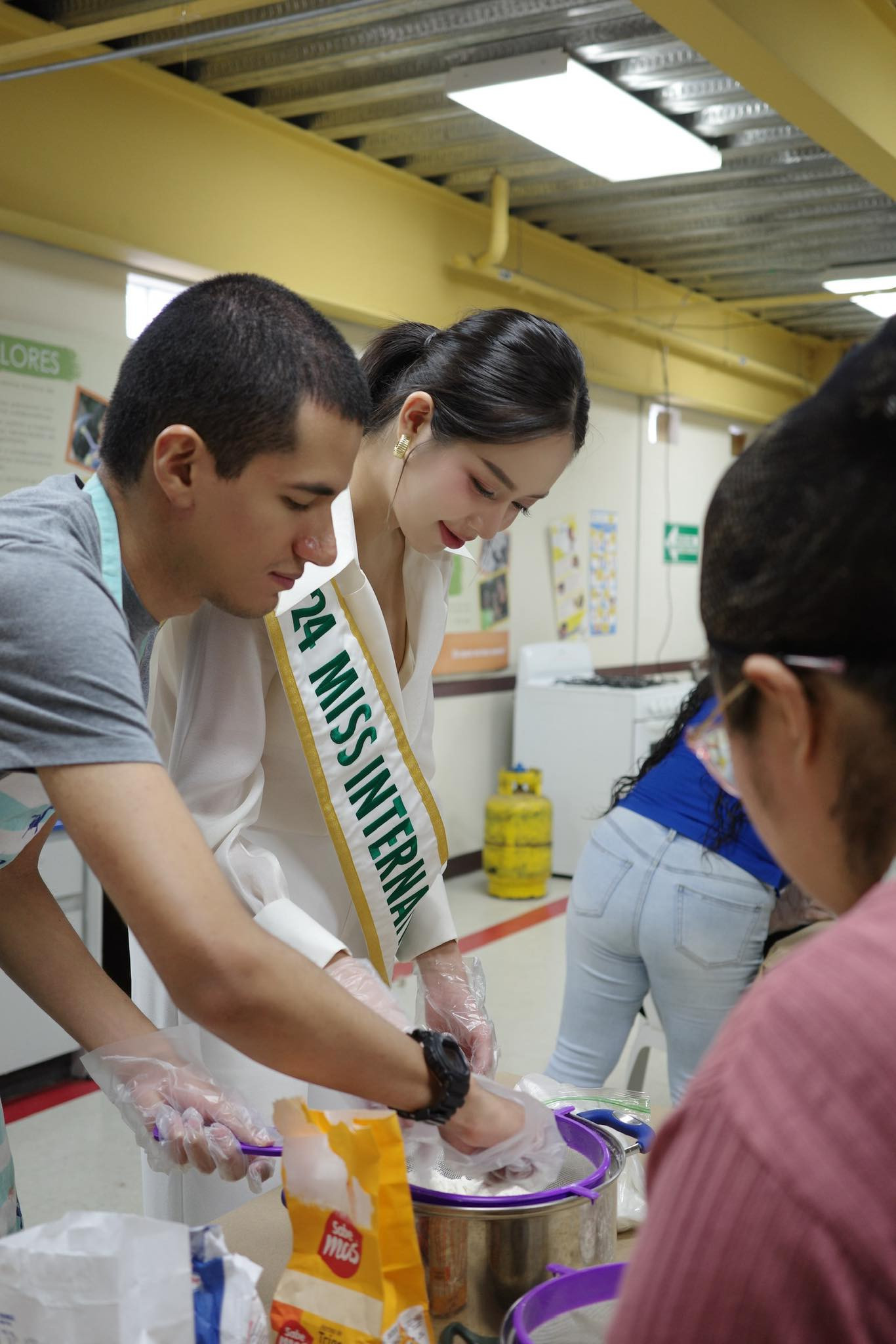 Thanh Thủy tham gia làm bánh, học ngôn ngữ ký hiệu, trải nghiệm mô phỏng cuộc sống của các em khiếm thính.