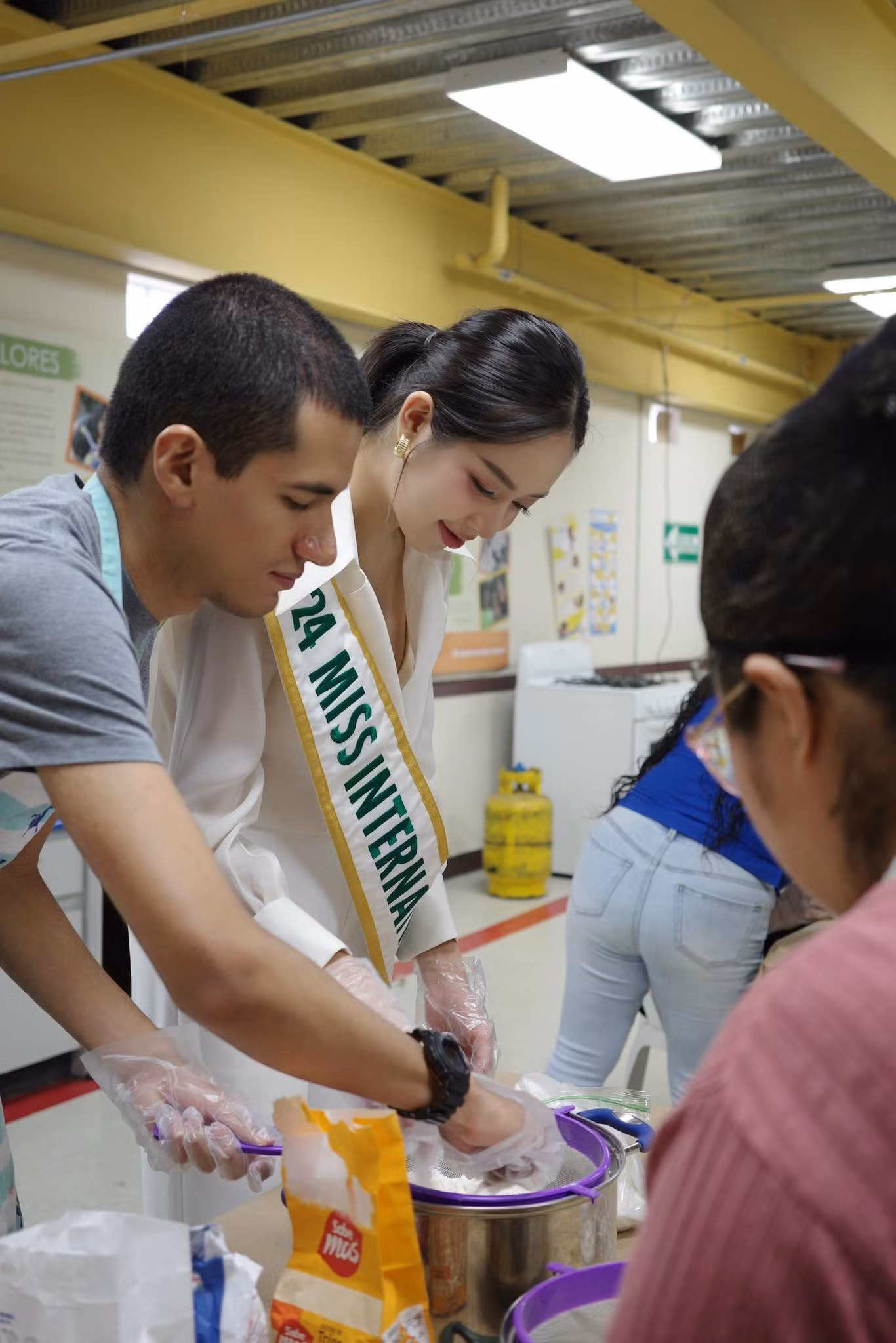 Thanh Thủy tham gia làm bánh, học ngôn ngữ ký hiệu, trải nghiệm mô phỏng cuộc sống của các em khiếm thính.