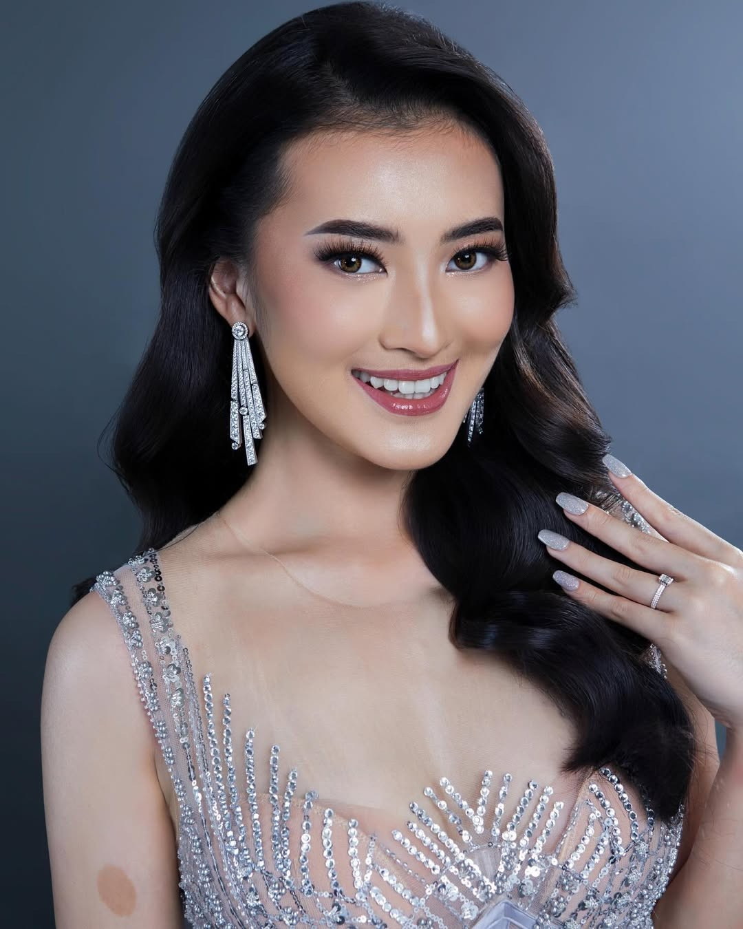 Đại diện Indonesia - Monica Kezia là ứng viên sáng giá của khu vực châu Á. Cô đã giành chiến thắng ấn tượng ở hai phần thi phụ là tài năng và dự án nhân ái của khu vực châu Á - Thái Bình Dương. Monica 23 tuổi, đã tốt nghiệp Đại học Diponegoro, chuyên ngành Kỹ thuật Hóa học. Monica có năng khiếu chơi đàn piano. Cô từng giành chiến thắng trong cuộc thi Piano Indonesia năm 2013, giành giải bạch kim tại Lễ hội piano Quốc gia Indonesia 2014.