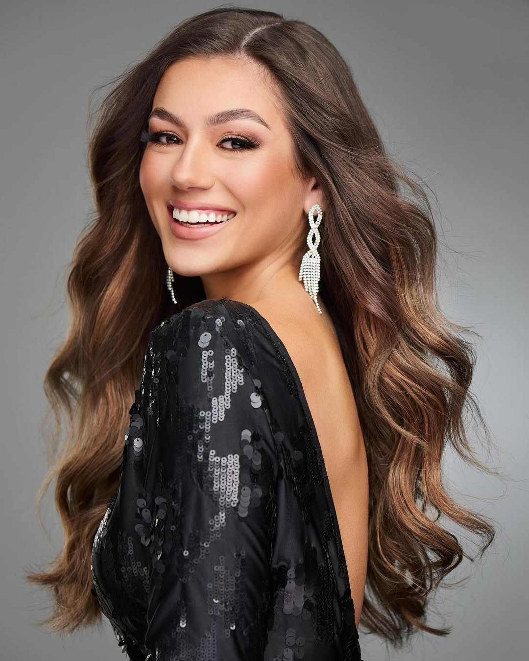 Đại diện Australia - Jasmine Stringer, là ứng viên sáng giá của khu vực châu Á - Thái Bình Dương. Tại cuộc thi năm nay, cô đã lọt vào top 32 phần thi thể thao và top 24 phần thi tài năng. Jasmine 37 tuổi, là giáo viên tiểu học và ca sĩ nhạc đồng quê. Người đẹp đang theo đuổi dự án nâng cao nhận thức về bạo lực gia đình thông qua quỹ Tata Brown. Quỹ hỗ trợ tài chính và tinh thần, nơi trú ẩn dành cho phụ nữ bị bạo lực gia đình.