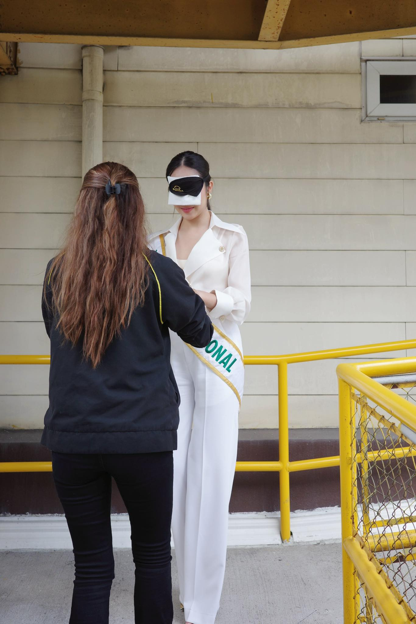 Thanh Thủy tham gia làm bánh, học ngôn ngữ ký hiệu, trải nghiệm mô phỏng cuộc sống của các em khiếm thính.