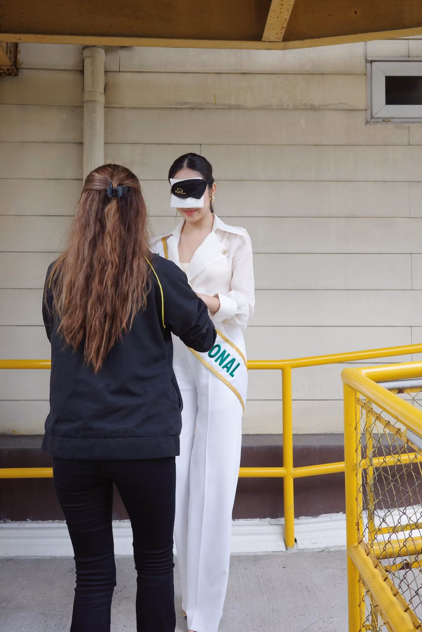 Thanh Thủy tham gia làm bánh, học ngôn ngữ ký hiệu, trải nghiệm mô phỏng cuộc sống của các em khiếm thính.