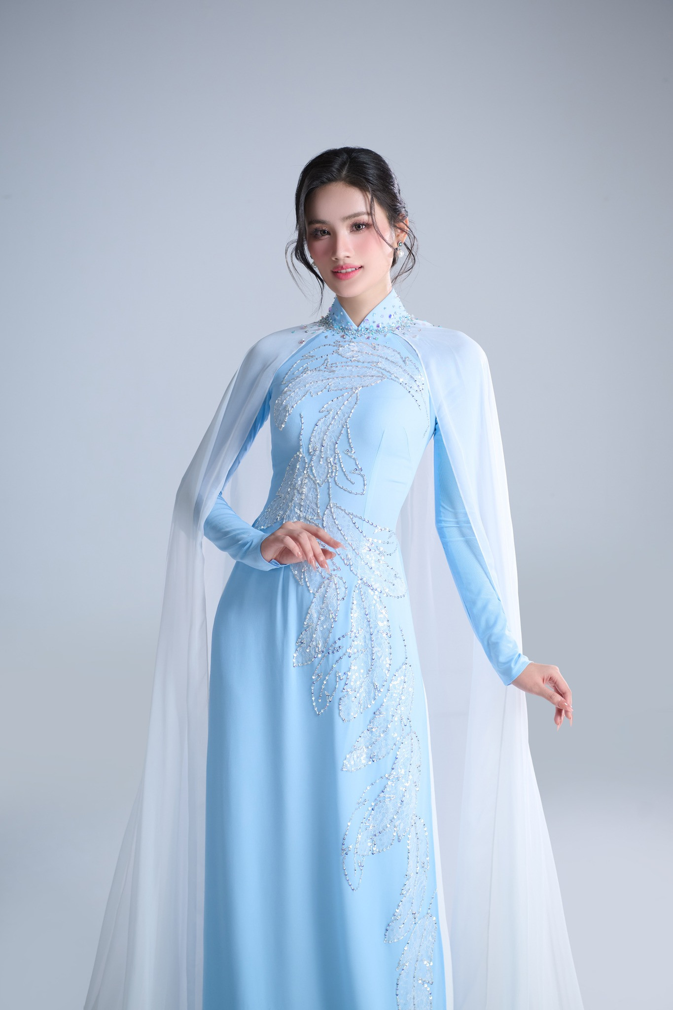 Đại diện Việt Nam - Huỳnh Trần Ý Nhi - được các chuyên trang đánh giá là một trong những thí sinh tiềm năng trước chung kết Hoa hậu Thế giới 2025. Người đẹp 22 tuổi hiện là người mẫu và sinh viên ngành Quản trị Kinh doanh tại Đại học Quốc tế TPHCM, đồng thời đang theo học chương trình du học tại Australia. Cô có khả năng giao tiếp tiếng Anh và Trung. Tại cuộc thi năm nay, Ý Nhi đã lọt vào top 8 phần thi dự án nhân ái và top 48 phần thi tài năng.