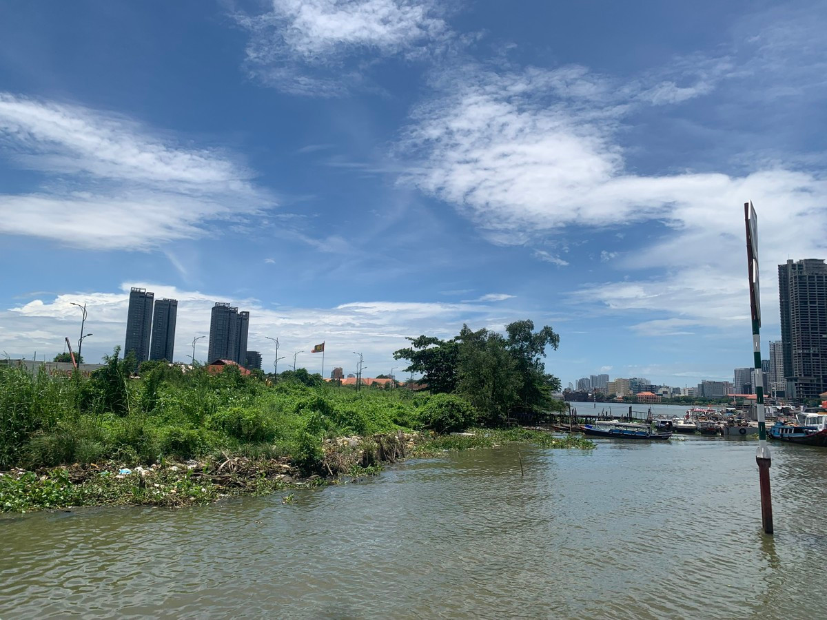 Bờ sông phía bên Thủ Thiêm trống trải, nham nhở, hoang sơ với cỏ dại mọc um tùm, rác thải khá nhếch nhác. Ảnh N. QUỲNH - N. NGỌC Bờ sông phía bên Thủ Thiêm trống trải, nham nhở, hoang sơ với cỏ dại mọc um tùm, rác thải khá nhếch nhác. Ảnh N. QUỲNH - N. NGỌC