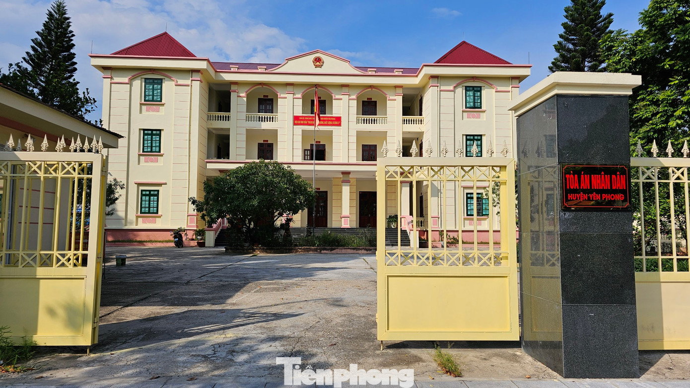 Vụ việc được TAND huyện Yên Phong thụ lý xét xử hồi tháng 6/2020, trong đó tạm hoãn đến 3 lần, 2 lần thay đổi thẩm phán, hơn 6 lần thẩm định tại chỗ và đặc biệt là có đến 2 chứng cứ phải hủy bỏ.