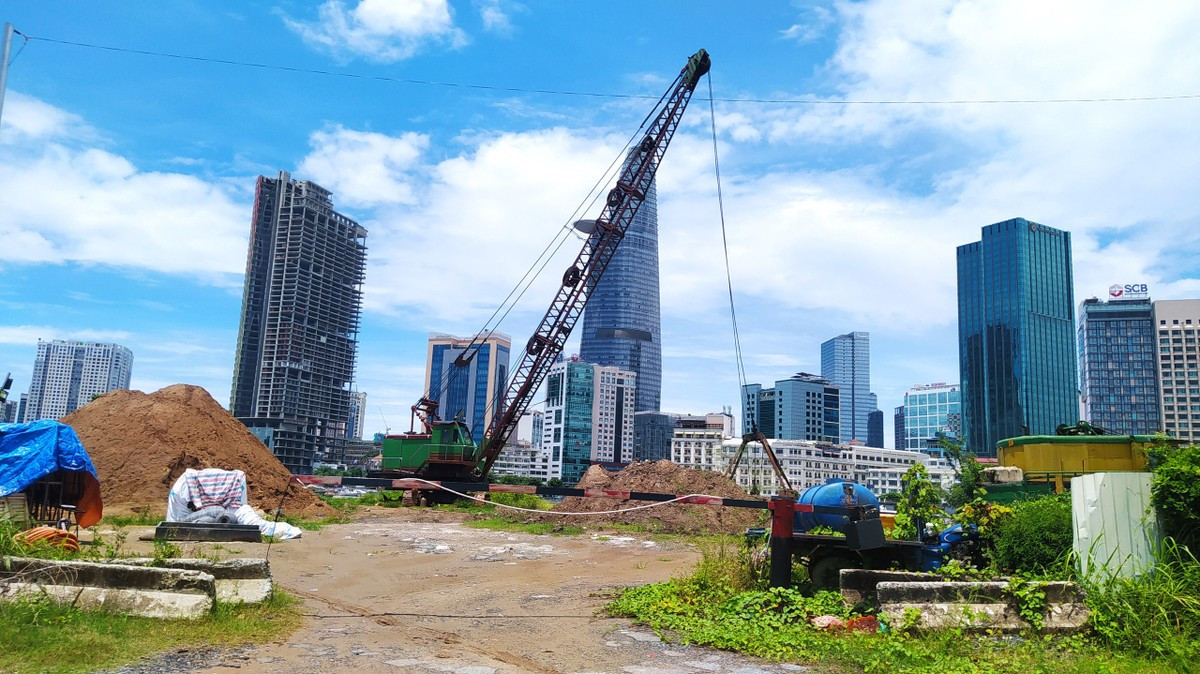 Vài nơi được dùng để tập kết vật liệu xây dựng phục vụ cho việc thi công các công trình tại khu đô thị Thủ Thiêm. Ảnh N.QUỲNH - N. NGỌC Vài nơi được dùng để tập kết vật liệu xây dựng phục vụ cho việc thi công các công trình tại khu đô thị Thủ Thiêm. Ảnh N.QUỲNH - N. NGỌC