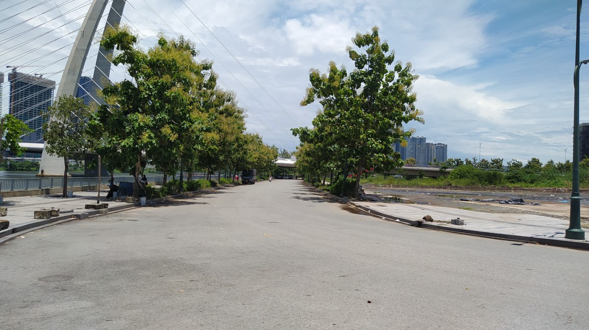 Một đoạn ngắn tầm 300 m từ đình An Khánh đến cầu Ba Son là được trải nhựa, lắp đặt lan can, bờ kè. Ảnh N.QUỲNH - N. NGỌC Một đoạn ngắn tầm 300 m từ đình An Khánh đến cầu Ba Son là được trải nhựa, lắp đặt lan can, bờ kè. Ảnh N.QUỲNH - N. NGỌC