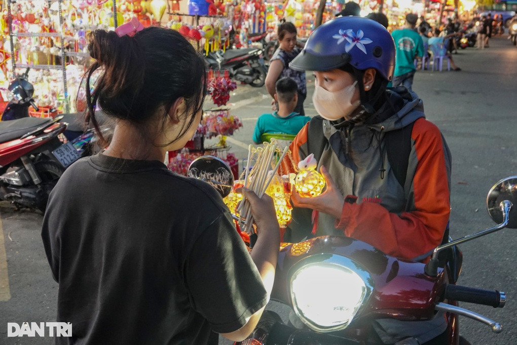 Khách hàng ưa chọn lồng đèn hình con thỏ gây sốt nhiều ngày qua (Ảnh: Nguyễn Vy). Khách hàng ưa chọn lồng đèn hình con thỏ gây sốt nhiều ngày qua (Ảnh: Nguyễn Vy).