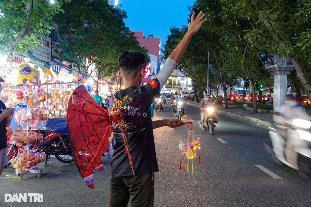 Nhân viên nhiệt tình chào mời khách hàng mua lồng đèn (Ảnh: Nguyễn Vy). Nhân viên nhiệt tình chào mời khách hàng mua lồng đèn (Ảnh: Nguyễn Vy).