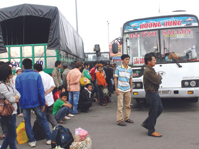 Hành khách trên xe 38H - 8667 chờ hạ tải tại bến xe Đà Nẵng Ảnh: Nguyễn Huy