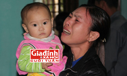 Chị Giang mừng mừng, tủi tủi khi thấy mẹ về. Ảnh T.G