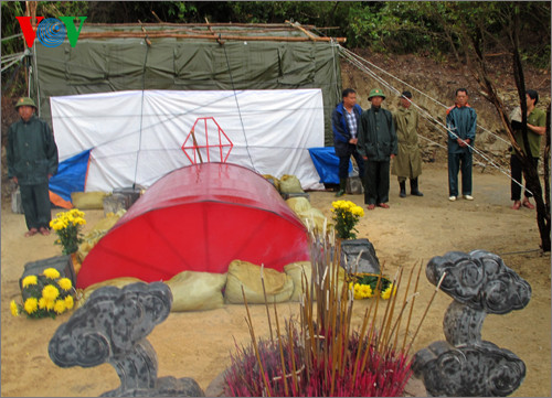 Đồn Biên phòng Ròn dựng nhà che phần mộ Đại tướng, đóng khung gỗ đề phòng gió bão hoặc mưa lớn làm sập tấm bạt . Đồn Biên phòng Ròn dựng nhà che phần mộ Đại tướng, đóng khung gỗ đề phòng gió bão hoặc mưa lớn làm sập tấm bạt