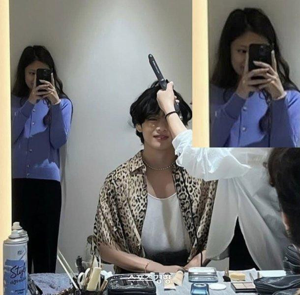 Một nhân vật được cho là Jennie (BLACKPINK) trong phòng chờ cùng V (BTS) ở bức ảnh được đăng tải trên Twitter. Một nhân vật được cho là Jennie (BLACKPINK) trong phòng chờ cùng V (BTS) ở bức ảnh được đăng tải trên Twitter.