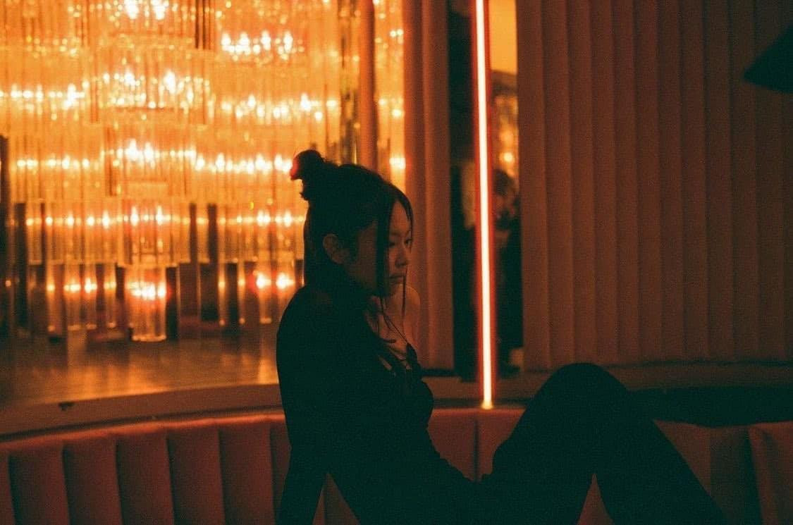 Jennie trên phim trường. Jennie trên phim trường.