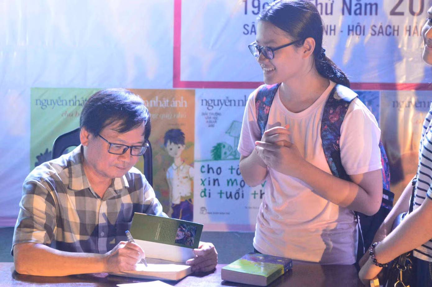 Nhà văn Nguyễn Nhật Ánh nhận 10 giải thưởng Best seller ảnh 1