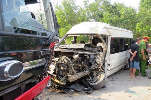 BẢN TIN ATGT: Hai ô tô đâm nhau trực diện, 10 người thương vong ảnh 5